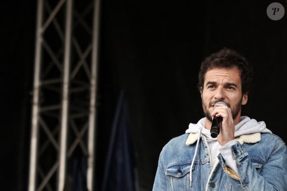 Maquillé pour les besoins du tournage, Amir s'est immortalisé la mine sérieuse et le visage en sang.
Le chanteur et acteur franco-israélien Amir - Marche en hommage aux victimes de l'attaque du Hamas contre Israël, à Paris © Stéphane Lemouton / Bestimage 