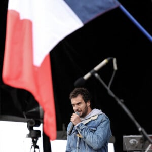 Le chanteur et acteur franco-israélien Amir - Marche en hommage aux victimes de l'attaque du 7 octobre contre Israël par le Hamas, à Paris, le 6 octobre 2024. © Stéphane Lemouton / Bestimage 