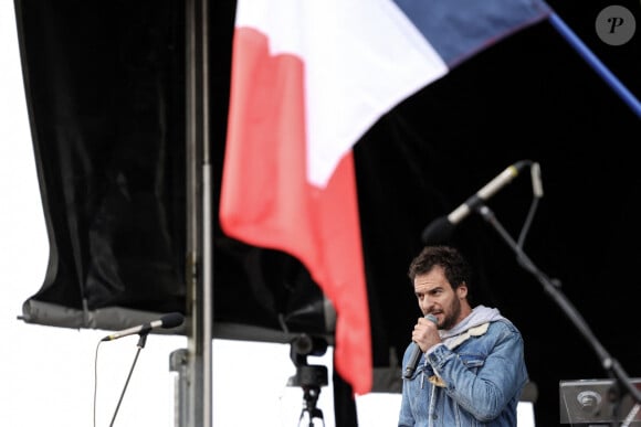 Le chanteur et acteur franco-israélien Amir - Marche en hommage aux victimes de l'attaque du 7 octobre contre Israël par le Hamas, à Paris, le 6 octobre 2024. © Stéphane Lemouton / Bestimage 