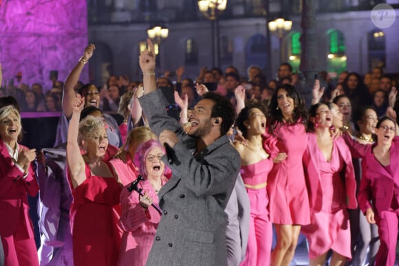 Amir - Lancement de la campagne Octobre Rose 2024 sur la Place Vendôme à Paris le 30 septembre 2024, autour d'un spectacle magique et émouvant, mettant en scène des femmes concernées, mis en scène par Amir pour le coup d'envoi de la campagne annuelle de lutte contre les cancers du sein. © Coadic Guirec/Bestimage