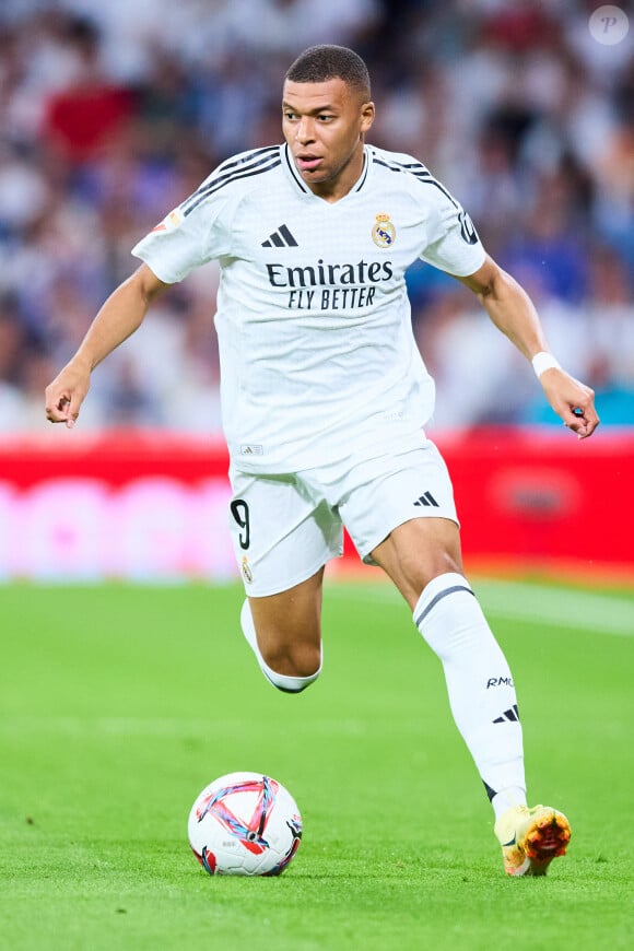 Le footballeur est "éberlué" 
Kylian Mbappé du Real Madrid CF court avec le ballon pendant le match LaLiga EA Sports entre le Real Madrid et Villarreal CF au stade Santiago Bernabeu le 5 octobre 2024 à Madrid, Espagne. © LGM/Panoramic/Bestimage