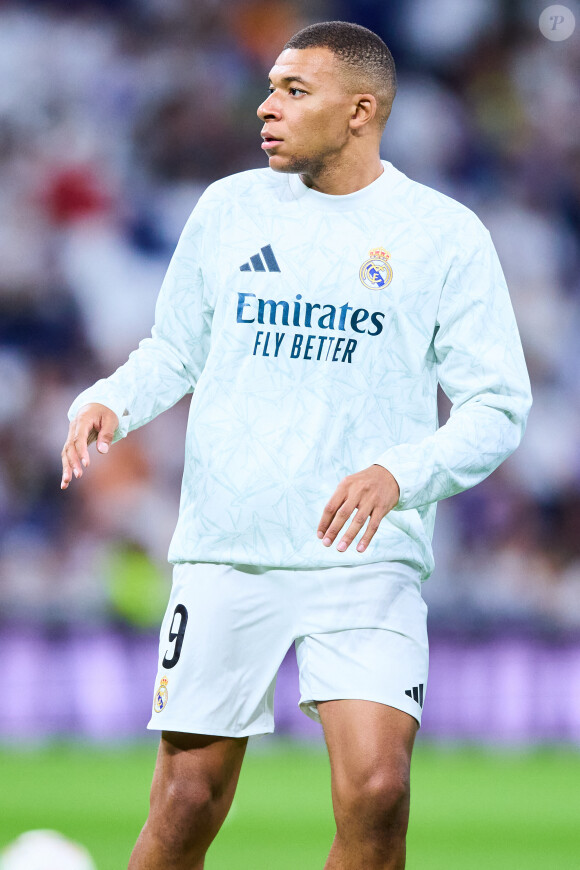 Affaire à suivre...
Kylian Mbappé du Real Madrid CF s'échauffe pendant le match LaLiga EA Sports entre le Real Madrid et Villarreal CF au stade Santiago Bernabeu le 5 octobre 2024 à Madrid, Espagne. © LGM/Panoramic/Bestimage