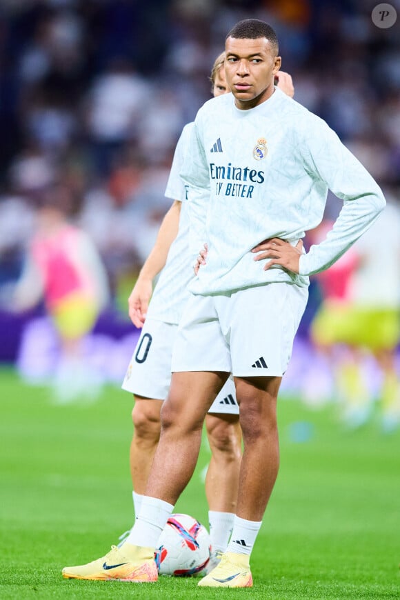 Kylian Mbappé du Real Madrid CF s'échauffe pendant le match LaLiga EA Sports entre le Real Madrid et Villarreal CF au stade Santiago Bernabeu le 5 octobre 2024 à Madrid, Espagne. © LGM/Panoramic/Bestimage