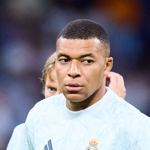 Kylian Mbappé du Real Madrid CF s'échauffe pendant le match LaLiga EA Sports entre le Real Madrid et Villarreal CF au stade Santiago Bernabeu le 5 octobre 2024 à Madrid, Espagne. © LGM/Panoramic/Bestimage