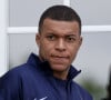 Affaire Mbappé, un détail incongru fait surface
 
Kylian Mbappé - Le président français, Emmanuel Macron se rend auprès de l'équipe de France masculine de football, au Centre National du Football de Clairefontaine, à Clairefontaine-en-Yvelines. © Stéphane Lemouton / Bestimage