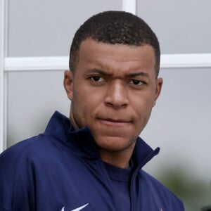 Affaire Mbappé, un détail incongru fait surface
 
Kylian Mbappé - Le président français, Emmanuel Macron se rend auprès de l'équipe de France masculine de football, au Centre National du Football de Clairefontaine, à Clairefontaine-en-Yvelines. © Stéphane Lemouton / Bestimage