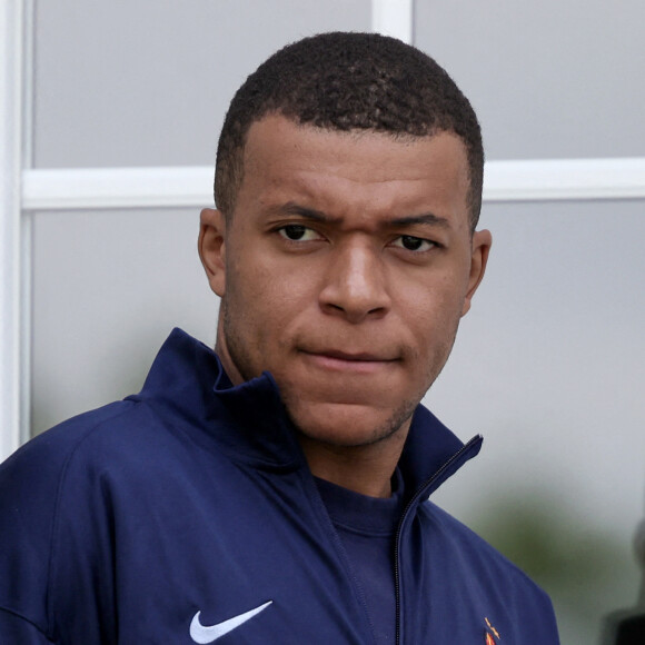 Affaire Mbappé, un détail incongru fait surface
 
Kylian Mbappé - Le président français, Emmanuel Macron se rend auprès de l'équipe de France masculine de football, au Centre National du Football de Clairefontaine, à Clairefontaine-en-Yvelines. © Stéphane Lemouton / Bestimage