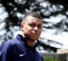 À l'intérieur, un élément insolite attire l'attention
 
Kylian Mbappé - Le président français, Emmanuel Macron se rend auprès de l'équipe de France masculine de football, au Centre National du Football de Clairefontaine, à Clairefontaine-en-Yvelines. Le 3 juin 2024. © Stéphane Lemouton / Bestimage