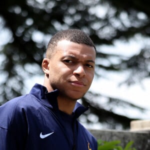 À l'intérieur, un élément insolite attire l'attention
 
Kylian Mbappé - Le président français, Emmanuel Macron se rend auprès de l'équipe de France masculine de football, au Centre National du Football de Clairefontaine, à Clairefontaine-en-Yvelines. Le 3 juin 2024. © Stéphane Lemouton / Bestimage