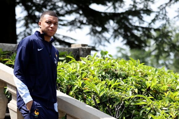 À l'intérieur, un élément insolite attire l'attention
 
Kylian Mbappé - Le président français, Emmanuel Macron se rend auprès de l'équipe de France masculine de football, au Centre National du Football de Clairefontaine, à Clairefontaine-en-Yvelines. Le 3 juin 2024. © Stéphane Lemouton / Bestimage