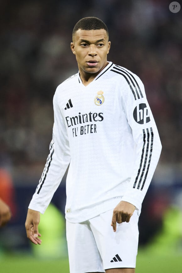 Il s'agit d'une table de ping-pong, détail incongru dans une boîte de nuit
 
Kylian Mbappé - Match de football en ligue des champions (Champions League) au stade Décathlon Aréna Stade Pierre Mauroy : Lille l'emporte 1 - 0 face au Real Madrid le 2 octobre 2024. © Cyril Moreau / Bestimage