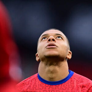 Kylian Mbappé - Echauffement des joueurs du PSG Kylian Mbappe (PSG) - Match de football en ligue 1 Uber Eats : le Paris Saint Germain (PSG) bat Reims 4 à 0 au parc des Princes à Paris le 16 mai 2021. © JB Autissier / Panoramic / Bestimage