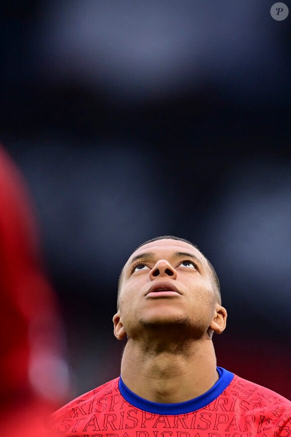 Kylian Mbappé - Echauffement des joueurs du PSG Kylian Mbappe (PSG) - Match de football en ligue 1 Uber Eats : le Paris Saint Germain (PSG) bat Reims 4 à 0 au parc des Princes à Paris le 16 mai 2021. © JB Autissier / Panoramic / Bestimage