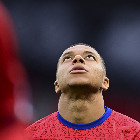 Kylian Mbappé - Echauffement des joueurs du PSG Kylian Mbappe (PSG) - Match de football en ligue 1 Uber Eats : le Paris Saint Germain (PSG) bat Reims 4 à 0 au parc des Princes à Paris le 16 mai 2021. © JB Autissier / Panoramic / Bestimage