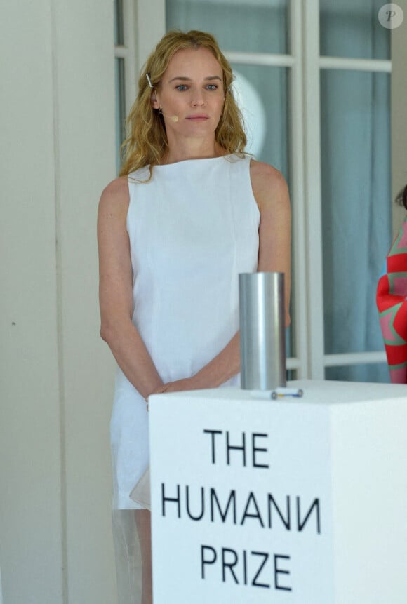 que la porte de son logement, situé dans le 6e arrondissement,
Diane Kruger - Remise du prix Human Prize dans le cadre de la semaine du cinéma positif lors du 77ème Festival International du Film de Cannes le 23 mai 2024. © Rachid Bellak/Bestimage