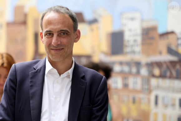 Raphael Glucksmann, député européen et co-président du mouvement Place Publique, fait la queue devant un bureau de vote pour voter lors du premier tour des élections législatives, le 30 juin 2024. Paris, France, le 30 juin 2024. © Stéphane Lemouton / Bestimage