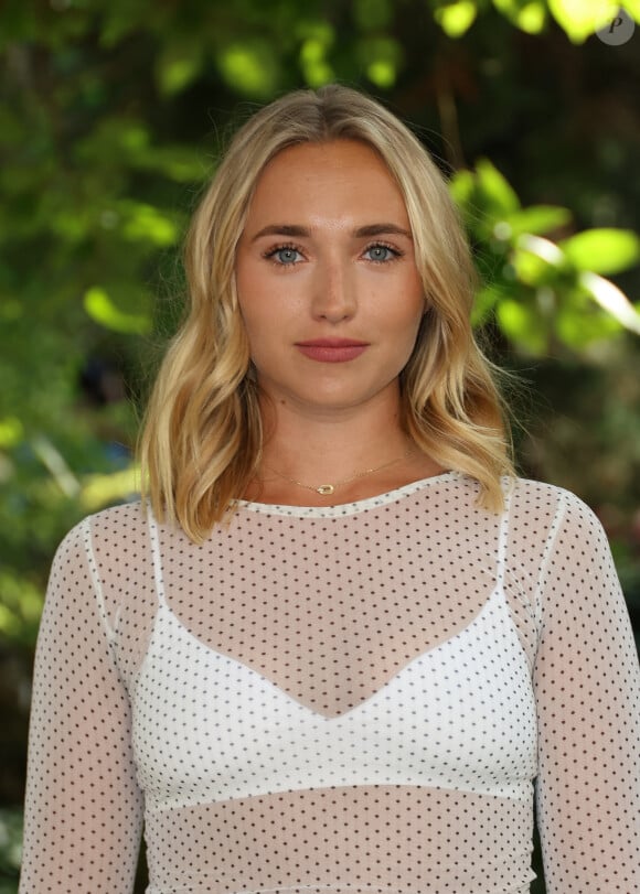 Alors forcément, les produits permettant d'améliorer l'un comme l'autre sont de vrais outils marketing. Nouvelle tendance healthy, les boissons au collagène pullulent.
Chloé Jouannet - Photocall du film "Allez ma fille" lors de la 17ème édition du Festival du Film Francophone de Angoulême (FFA). Le 28 août 2024 © Coadic Guirec / Bestimage