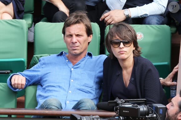 Aujourd'hui, il est spécialisé dans le media-training.
Le journaliste Pascal Humeau et sa compagne la journaliste Amandine Bégot (enceinte) - - People dans les tribunes lors du tournoi de tennis de Roland-Garros à Paris, le 28 mai 2015.