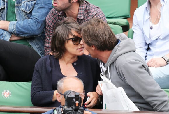 Le journaliste Pascal Humeau et sa compagne la journaliste Amandine Bégot (enceinte) - - People dans les tribunes lors du tournoi de tennis de Roland-Garros à Paris, le 28 mai 2015.