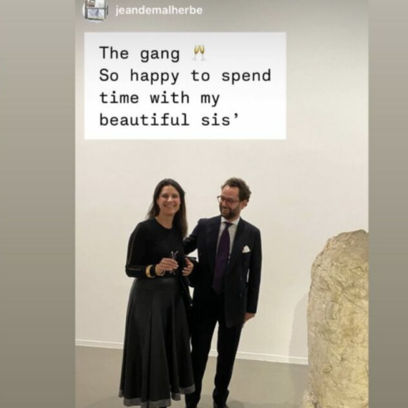 "Mon bro ! Galeriste passionné, défricheur d'artistes. Vive Galerie LaForest Divonne ! #Impressed", a-t-elle commenté sur une photo de leur duo complice depuis sa galerie
Apolline de Malherbe présente son frère Jean, un galeriste. Instagram