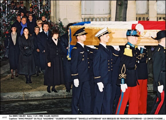 Mazarine et Anne Pingeot aux obsèques de François Mitterrand en 1996