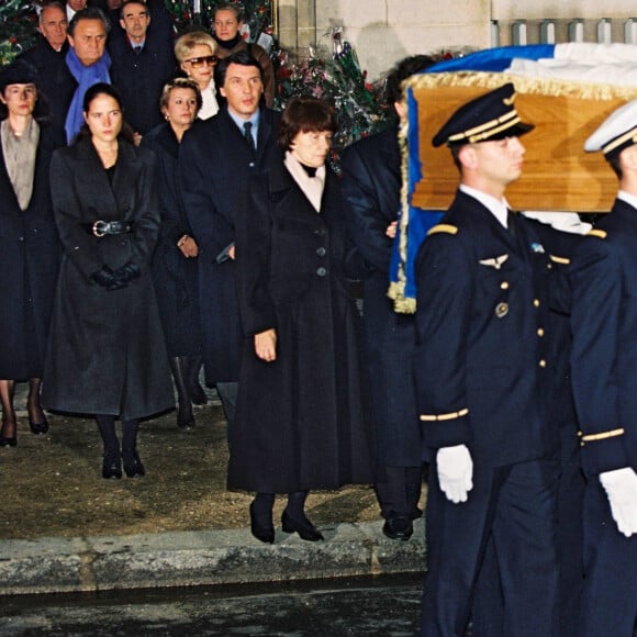 Mazarine et Anne Pingeot aux obsèques de François Mitterrand en 1996