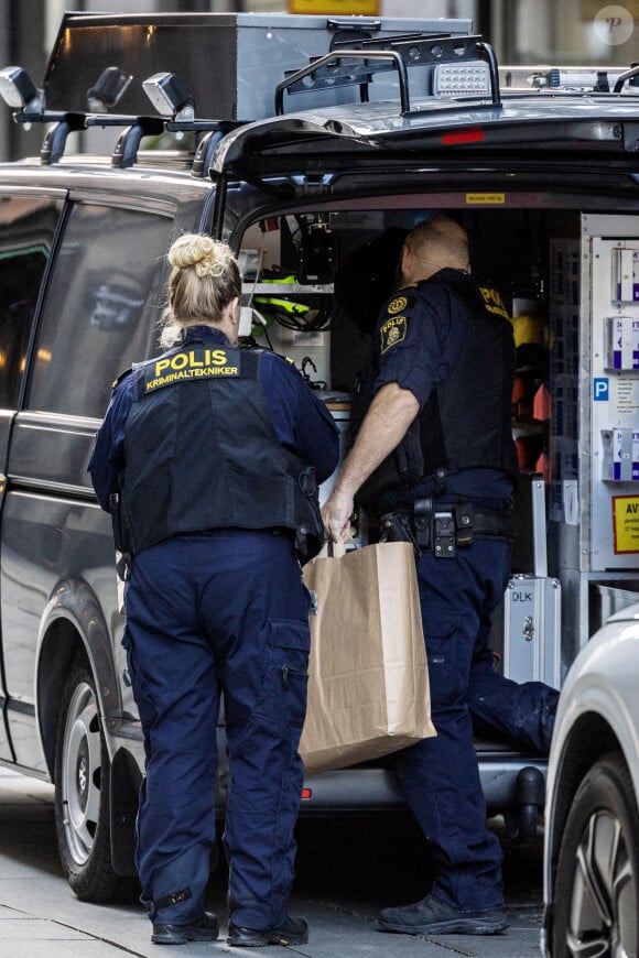 Des techniciens médico-légaux de la police suédoise sont intervenus dans à l'hôtel Bank où le footballeur français Kylian Mbappé et ses amis ont séjourné la semaine dernière à Stockholm, Suède, le 15 octobre 2024. © Andreas Bardell/Aftonbladet/TT/Bestimage 