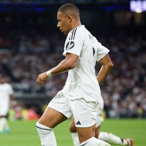 Kylian Mbappé du Real Madrid CF court avec le ballon pendant le match LaLiga EA Sports entre le Real Madrid et le RCD Espanyol (4-1) au stade Santiago Bernabeu le 21 septembre 2024 à Madrid, Espagne.