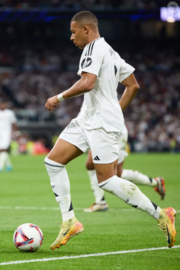 Kylian Mbappé du Real Madrid CF court avec le ballon pendant le match LaLiga EA Sports entre le Real Madrid et le RCD Espanyol (4-1) au stade Santiago Bernabeu le 21 septembre 2024 à Madrid, Espagne.