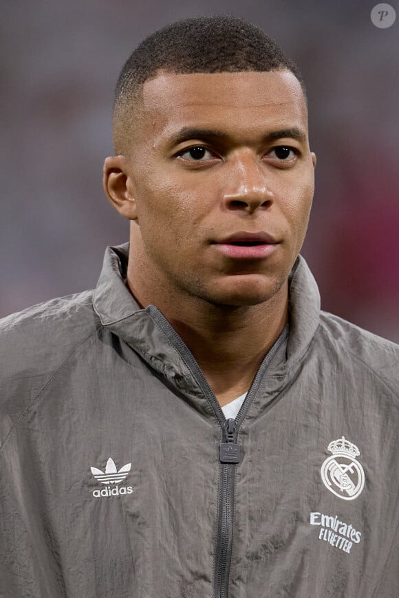 Un moyen de locomation pas vraiment écologique... La star du ballon rond a également fait une halte en Corse le 11 octobre, ainsi qu'au Bourget le lendemain.
Kylian Mbappé du Real Madrid CF entre sur le terrain lors du match de l'UEFA Champions League entre le Real Madrid et le VFB Stuttgart au Santiago Bernabeu le 17 septembre 2024 à Madrid