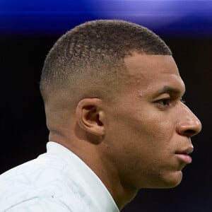 Au toral, l'intéressé aurait dépensé pas moins de 100 000 euros, un montant qui englobe ses frais de vol, les immobilisations de son avion, et toutes les dépenses parallèles de son voyage.
Kylian Mbappe du Real Madrid CF s'échauffe pendant le match de l'UEFA Champions League entre le Real Madrid et le VFB Stuttgart au Santiago Bernabeu le 17 septembre 2024 à Madrid