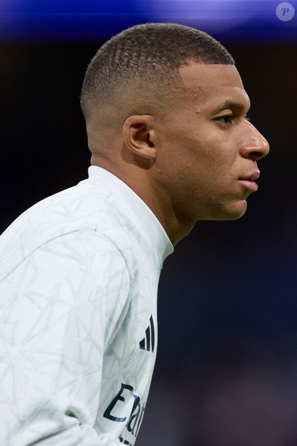 Au toral, l'intéressé aurait dépensé pas moins de 100 000 euros, un montant qui englobe ses frais de vol, les immobilisations de son avion, et toutes les dépenses parallèles de son voyage.
Kylian Mbappe du Real Madrid CF s'échauffe pendant le match de l'UEFA Champions League entre le Real Madrid et le VFB Stuttgart au Santiago Bernabeu le 17 septembre 2024 à Madrid