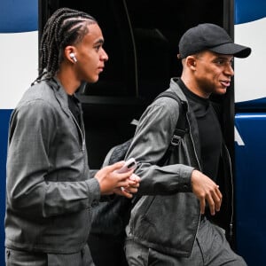 Paris, France, France : Ethan Mbappé du PSG et Kylian MBAPPE du PSG lors du match de Ligue 1 entre le Paris Saint-Germain (PSG) et le Clermont Foot 63 au stade du Parc des Princes le 06 avril 2024 à Paris, France.