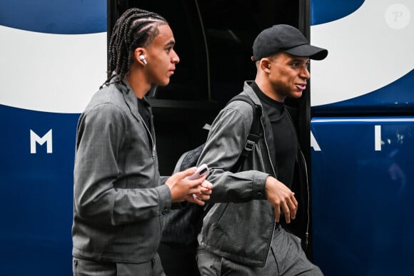 Paris, France, France : Ethan Mbappé du PSG et Kylian MBAPPE du PSG lors du match de Ligue 1 entre le Paris Saint-Germain (PSG) et le Clermont Foot 63 au stade du Parc des Princes le 06 avril 2024 à Paris, France.