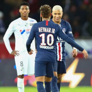 Sa virée de cinq jours semble avoir coûté cher à l'ex-partenaire de Neymar, au sens propre comme au sens figuré... 
Kylian Mbappe (PSG) et Neymar (PSG) - Match de Ligue 1 Conforama "PSG - Amiens (4-1)" au Parc des Princes à Paris. Le 21 décembre 2019 © Gwendoline Le Goff / Panoramic / Bestimage 