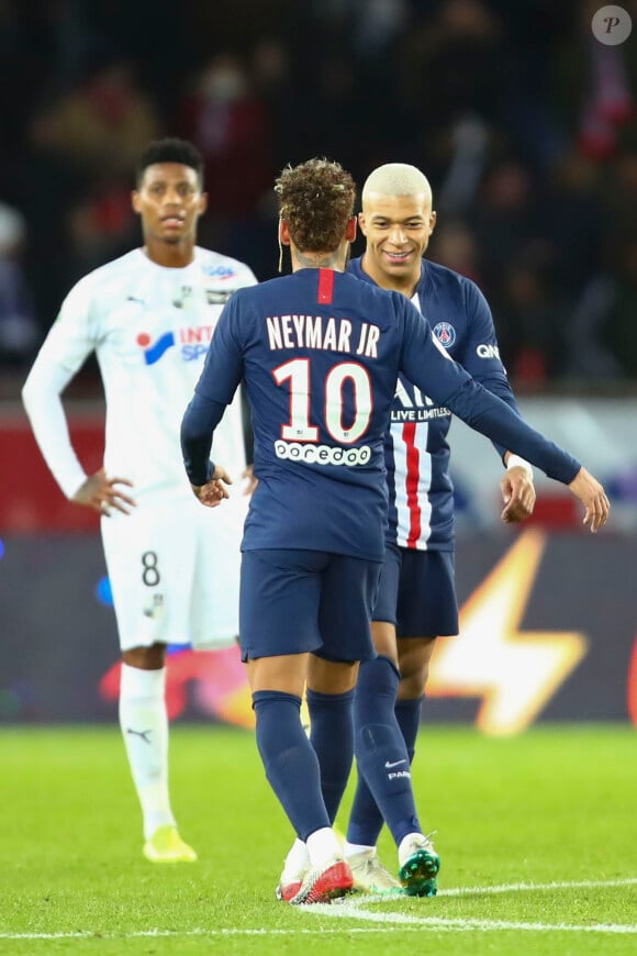 Sa virée de cinq jours semble avoir coûté cher à l'ex-partenaire de Neymar, au sens propre comme au sens figuré... 
Kylian Mbappe (PSG) et Neymar (PSG) - Match de Ligue 1 Conforama "PSG - Amiens (4-1)" au Parc des Princes à Paris. Le 21 décembre 2019 © Gwendoline Le Goff / Panoramic / Bestimage 