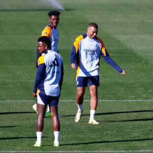 Kylian Mbappé du Real Madrid fait un geste pendant la journée d'entraînement du Real Madrid avant le match de football de la Ligue espagnole, LaLiga EA Sports, contre le Celta de Vigo à la Ciudad Deportiva Real Madrid, le 18 octobre 2024, à Valdebebas, Madrid, Espagne.