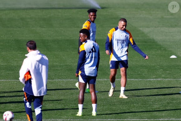 Kylian Mbappé du Real Madrid fait un geste pendant la journée d'entraînement du Real Madrid avant le match de football de la Ligue espagnole, LaLiga EA Sports, contre le Celta de Vigo à la Ciudad Deportiva Real Madrid, le 18 octobre 2024, à Valdebebas, Madrid, Espagne.