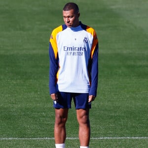 Kylian Mbappé du Real Madrid regarde pendant la journée d'entraînement du Real Madrid avant le match de football de la Ligue espagnole, LaLiga EA Sports, contre le Celta de Vigo à la Ciudad Deportiva Real Madrid, le 18 octobre 2024, à Valdebebas, Madrid, Espagne.