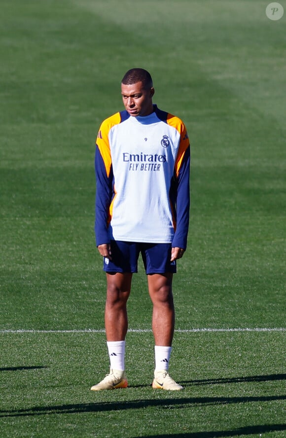 Kylian Mbappé du Real Madrid regarde pendant la journée d'entraînement du Real Madrid avant le match de football de la Ligue espagnole, LaLiga EA Sports, contre le Celta de Vigo à la Ciudad Deportiva Real Madrid, le 18 octobre 2024, à Valdebebas, Madrid, Espagne.