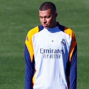 Kylian Mbappé du Real Madrid regarde pendant la journée d'entraînement du Real Madrid avant le match de football de la Ligue espagnole, LaLiga EA Sports, contre le Celta de Vigo à la Ciudad Deportiva Real Madrid, le 18 octobre 2024, à Valdebebas, Madrid, Espagne. Dennis