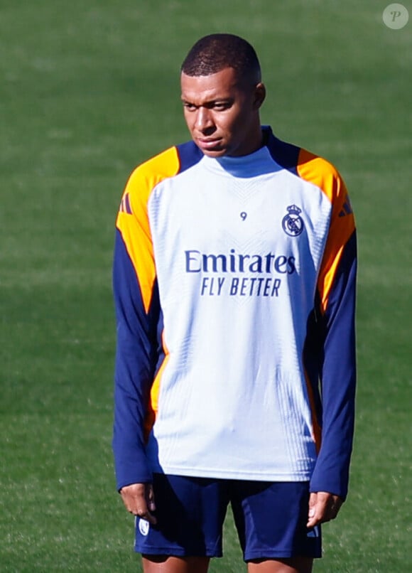 Kylian Mbappé du Real Madrid regarde pendant la journée d'entraînement du Real Madrid avant le match de football de la Ligue espagnole, LaLiga EA Sports, contre le Celta de Vigo à la Ciudad Deportiva Real Madrid, le 18 octobre 2024, à Valdebebas, Madrid, Espagne. Dennis