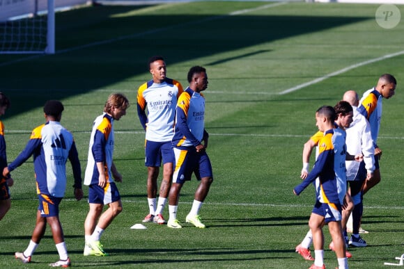 Kylian Mbappé du Real Madrid regarde pendant la journée d'entraînement du Real Madrid avant le match de football de la Ligue espagnole, LaLiga EA Sports, contre le Celta de Vigo à la Ciudad Deportiva Real Madrid, le 18 octobre 2024, à Valdebebas, Madrid, Espagne. Dennis Agyeman/AFP7 via ZUMA Press Wire/Bestimage