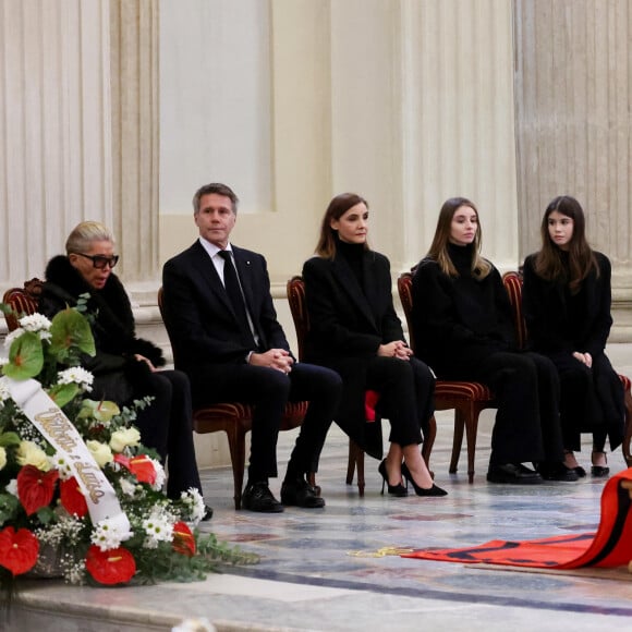 Ayant pour illustres parents, la comédienne Clothilde Courau etEmmanuel-Philibert de Savoie, prince de Venise et de Piémont, Vittoria de Savoie se distingue sa forte personnalité.
Marina Ricolfi-Doria, son fils, le prince Emmanuel-Philibert de Savoie, sa femme la princesse Clotilde Courau et leurs filles les princesses Vittoria et Luisa - Veillée funèbre du prince Victor-Emmanuel de Savoie, en l'Eglise de Sant'Uberto à Turin, en présence de sa veuve Marina Ricolfi-Doria, de son fils, le prince E-P. de Savoie avec sa femme la princesse Clotilde Courau et leurs filles les princesses Vittoria et Luisa, le 9 février 2024. © Dominique Jacovides/Bestimage 