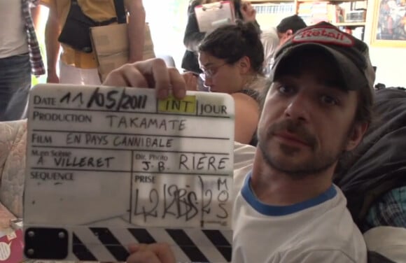 Alexandre Villeret, fils de Jacques Villeret sur le tournage du film En pays cannibale.