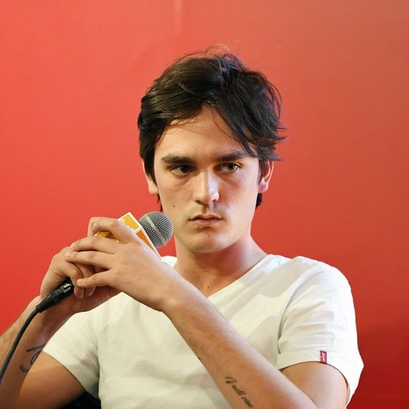 Exclusif - Alain-Fabien Delon dédicace son roman "De la race des seigneurs" aux éditions Stock à la FNAC des Ternes à Paris le 14 février 2019. © Sébastien Valiela/Bestimage  (No Web - No Blog pour suisse et Belgique) 