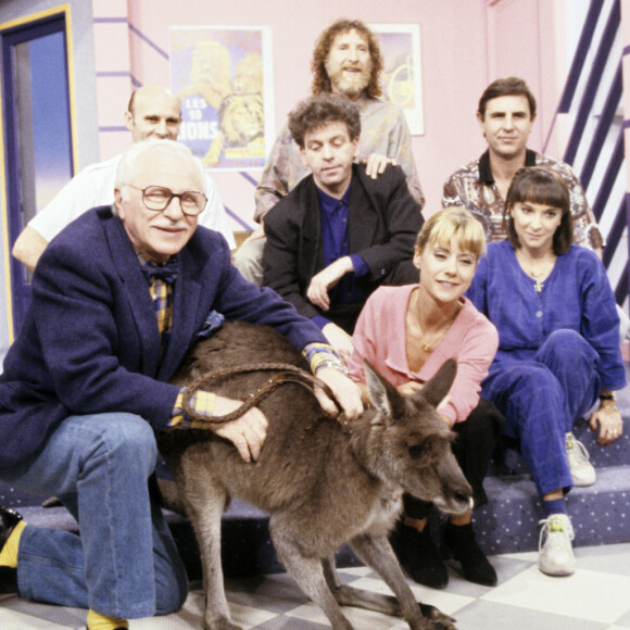 C'est un triste jour pour les fans du Club Dorothée !
En France, à Paris, sur le plateau, le docteur Michel KLEIN, DOROTHEE, Ariane CARLETTI, JACKY, Patrick SIMPSON-JONES et François Corbier en mars 1989.