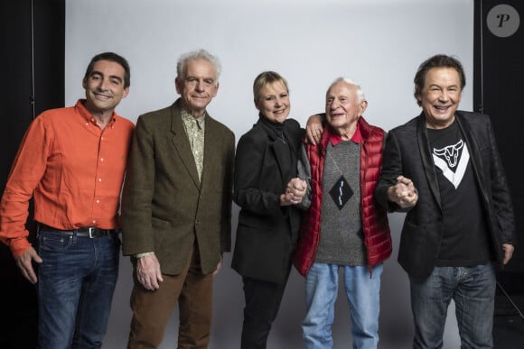 Exclusif - Cyril Drevet, Jacky, Dorothée, Michel Klein et Bernard Minet - Backstage - Enregistrement de l'émission "La Chanson secrète 10" diffusée sur TF1 le 22 janvier 2022 © Jacovides-Moreau / Bestimage Après le succès des précédentes éditions, " LA CHANSON SECRETE ", présentée par N.ALIAGAS et produite par DMLS TV, revient sur TF1. 8 artistes ne savent rien de ce qui va se passer pour eux ! Ils ont accepté de jouer le jeu, de se laisser totalement surprendre, émouvoir, parfois même déstabiliser car ils vont découvrir en même temps que les téléspectateurs une surprise : une chanson qui leur est chère revisitée et réinterprétée par un artiste. Des mises en scène spectaculaires au service de l'émotion... Et des émotions fortes pour l'artiste assis dans le fauteuil grâce à la venue sur le plateau de proches et d'invités inattendus. Les téléspectateurs seront aux premières loges pour vivre ces moments d'intimité musicale rare.