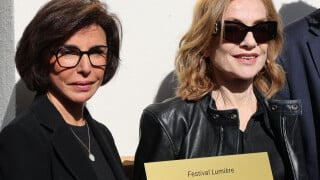 Pluie de stars au festival Lumière à Lyon : Isabelle Huppert prend la pose aux côtés de Rachida Dati et Anthony Delon