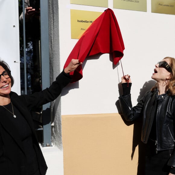 L'ambiance était à la fête, avec de nombreuses célébrités présentes pour honorer l'actrice...
Rachida Dati, Ministre de la Culture, Isabelle Huppert, Grégory Doucet, Maire de Lyon - I.Huppert a dévoilé une plaque à son nom sur l'une des façades de l'institut Lumière dédié aux Prix Lumiére dans le cadre de la 16ème édition du Festival Lumière de Lyon, France, le 19 octobre 2024. © Dominic Jacovides/Bestimage 